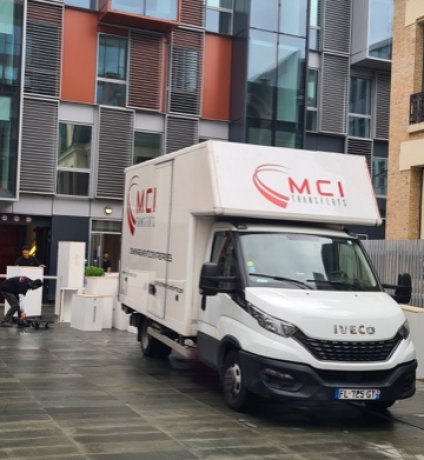 Camion MCI lors d'un déménagement d'entreprise à Montreuil