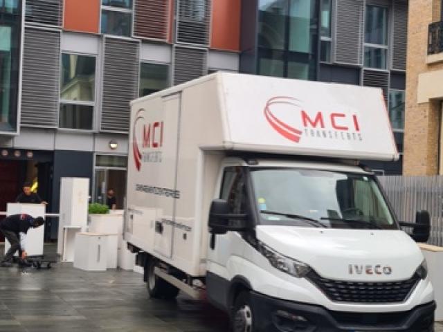 Camion MCI lors d'un déménagement d'entreprise à Montreuil