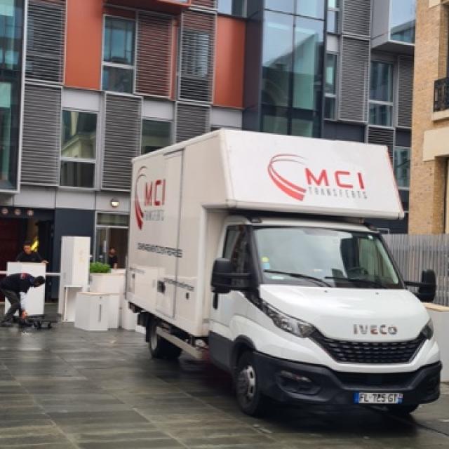 Camion MCI lors d'un déménagement d'entreprise à Montreuil